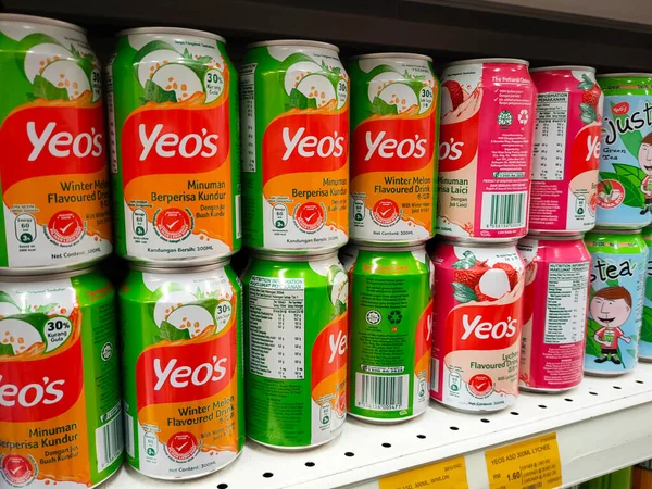 MELAKA, MALAYSIA - 5 Ocak 2022: Alüminyum kutulara doldurulmuş meyve ve tahıl aromalı içme suyu. Çekici tasarımı olan ticari ambalajlar. Marka ve aromayla ayrılmış..