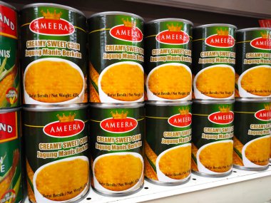 JOHOR, MALAYSIA - 8 Şubat 2022: bir kutu tatlı mısır. Ticari ambalajda ve satışa sunulduğunda markaya göre ayrılır. Yemeğe hazır ya da yemek malzemesi olarak kullanılacak..