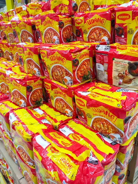 Selangor Malaysia June 2021 各种品牌的方便面在商业包装中堆放在超级市场的陈列架上出售 标有价签 — 图库照片