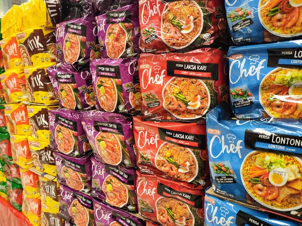 Stock image SELANGOR, MALAYSIA -JUNE 2, 2021: Various brands of instant noodles in a commercial packages stacked for sale on the display shelves in supermarkets. Tagged with price tag. 