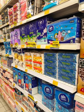 JOHOR, MALAYSIA -HAZİRAN 2, 2022: Kutulardaki peçeteler süpermarketlerde toplu olarak satılıyor. Markaya göre düzenlenmiş ve fiyat etiketine göre işaretlenmiş.