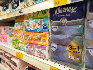 JOHOR, MALAYSIA -HAZİRAN 2, 2022: Kutulardaki peçeteler süpermarketlerde toplu olarak satılıyor. Markaya göre düzenlenmiş ve fiyat etiketine göre işaretlenmiş.