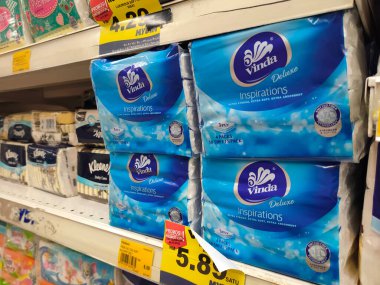 JOHOR, MALAYSIA -HAZİRAN 2, 2022: Kutulardaki peçeteler süpermarketlerde toplu olarak satılıyor. Markaya göre düzenlenmiş ve fiyat etiketine göre işaretlenmiş.