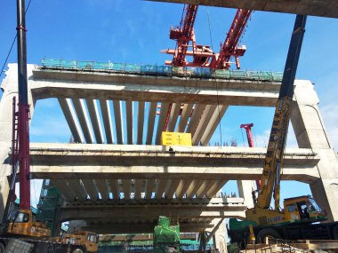 SELANGOR, MALAYSIA - 6 Temmuz 2022: yükseltilmiş bir yol yapım aşamasında. Yapı için güçlendirilmiş beton kullanılır. Yapım aşamaları çalışma sırasına göre yapılır.