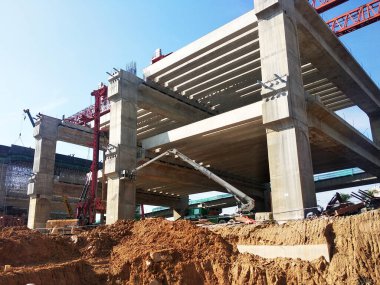 SELANGOR, MALAYSIA - 6 Temmuz 2022: yükseltilmiş bir yol yapım aşamasında. Yapı için güçlendirilmiş beton kullanılır. Yapım aşamaları çalışma sırasına göre yapılır.