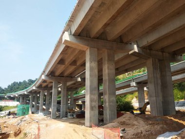 SELANGOR, MALAYSIA - 6 Temmuz 2022: yükseltilmiş bir yol yapım aşamasında. Yapı için güçlendirilmiş beton kullanılır. Yapım aşamaları çalışma sırasına göre yapılır.