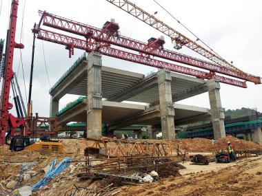 SELANGOR, MALAYSIA - 6 Temmuz 2022: yükseltilmiş bir yol yapım aşamasında. Yapı için güçlendirilmiş beton kullanılır. Yapım aşamaları çalışma sırasına göre yapılır.