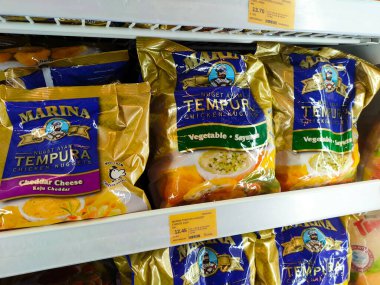 SELANGOR, MALAYSIA - 15 Nisan 2021: Dev süpermarketteki soğutucu buzdolabının içine yerleştirilmiş çeşitli markalarda tavuk nugget ticari ambalajına odaklanmış.