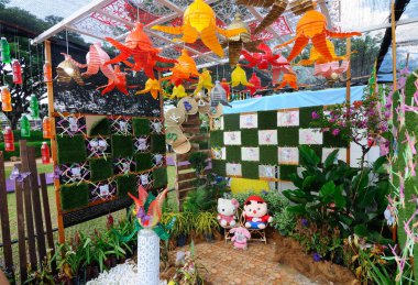 PUTRAJAYA, MALAYSIA - 6 Haziran 2015: FLORIA PUTRAJAYA bahçesinde süslemeli çiçek bahçesi ile dinlenme köşesi. Doğanın ve geri dönüşümün karışımı ya da yeniden kullanılan materyaller..