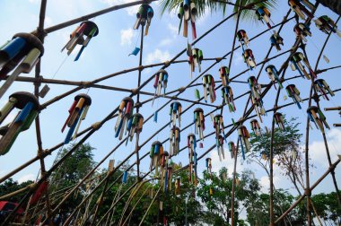 PUTRAJAYA, MALAYSIA -1 Haziran 2015: Fuar alanının girişinde renkli bir kemer geleneksel Putrajaya Çiçek Festivali ziyaretçilerini selamlıyor