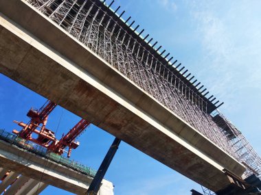 SELANGOR, MALAYSIA - 6 Temmuz 2022: yükseltilmiş bir yol yapım aşamasında. Yapı için güçlendirilmiş beton kullanılır. Yapım aşamaları çalışma sırasına göre yapılır.