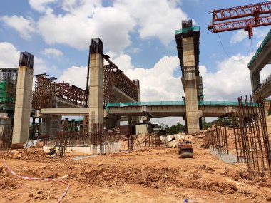 SELANGOR, MALAYSIA - 6 Temmuz 2022: yükseltilmiş bir yol yapım aşamasında. Yapı için güçlendirilmiş beton kullanılır. Yapım aşamaları çalışma sırasına göre yapılır.