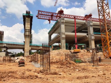 SELANGOR, MALAYSIA - 6 Temmuz 2022: yükseltilmiş bir yol yapım aşamasında. Yapı için güçlendirilmiş beton kullanılır. Yapım aşamaları çalışma sırasına göre yapılır.
