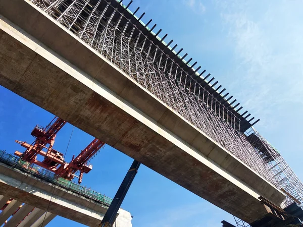 SELANGOR, MALAYSIA - 6 Temmuz 2022: yükseltilmiş bir yol yapım aşamasında. Yapı için güçlendirilmiş beton kullanılır. Yapım aşamaları çalışma sırasına göre yapılır.