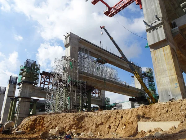 マレーシア セランゴール州 2022年7月6日高架道路が建設中 強化コンクリートは構造物に使用されます 工事の順序に従って段階的に行われます ロイヤリティフリーのストック写真