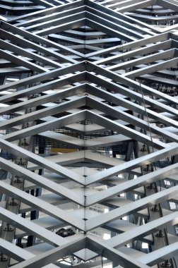 PUTRAJAYA, MALAYSIA - 1 Kasım 2015: Paslanmaz çelikten yapılmış yüksek katlı bina cephesi tasarımı. 