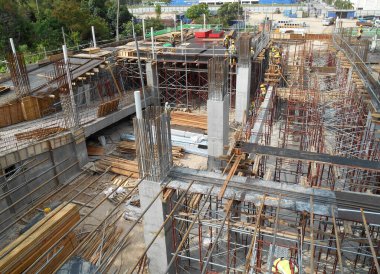 JOHOR, MALAYSIA -25 Nisan 2016: Johor, Malezya 'da gündüz saatlerinde inşaat alanının havadan görünüşü. İşçiler işleriyle meşgul..    