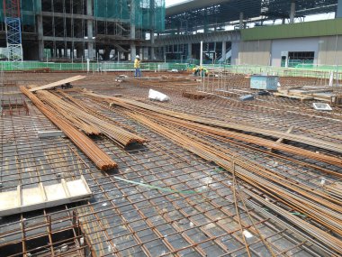 PERAK, MALAYSIA - MAYIS 04, 2016: Perak, Malezya 'daki inşaat alanında kereste biçiminde yer takviye barı