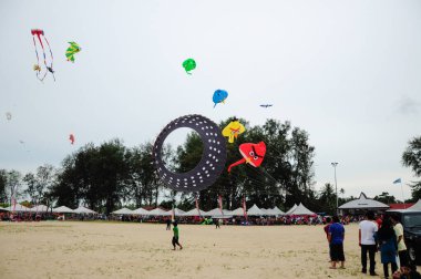 Johor, Malezya - 22 Şubat 2015: Mersing, Malezya 'da Kite Festivali. Olay sırasında uçurtmaların çeşitli türleri ve tasarımları uçtu.