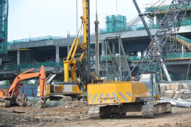Johor, Malezya-01 Nisan 2015: geçişli kazık betonlama çalışmaları inşaat sahasında. Islak beton dökmek veya geçişli yığın kasa içine beton kamyon Pompası.