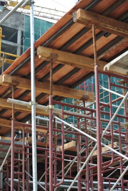 JOHOR, MALAYSIA -APRIL 13, 2016: İnşaat alanındaki platform, form ve yapıyı desteklemek için geçici yapı olarak kullanılan yapı. Ayrıca işçiler için yürüme platformu olarak kullanıldı.. 