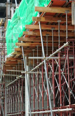 JOHOR, MALAYSIA -APRIL 13, 2016: İnşaat alanındaki platform, form ve yapıyı desteklemek için geçici yapı olarak kullanılan yapı. Ayrıca işçiler için yürüme platformu olarak kullanıldı.. 