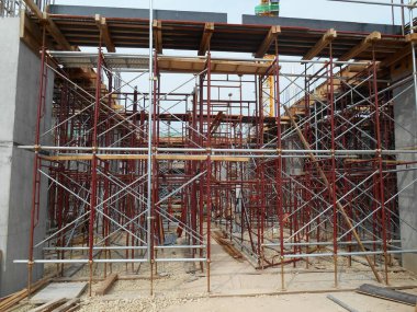 JOHOR, MALAYSIA -APRIL 13, 2016: İnşaat alanındaki platform, form ve yapıyı desteklemek için geçici yapı olarak kullanılan yapı. Ayrıca işçiler için yürüme platformu olarak kullanıldı.. 