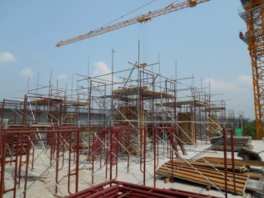 JOHOR, MALAYSIA -APRIL 13, 2016: İnşaat alanındaki platform, form ve yapıyı desteklemek için geçici yapı olarak kullanılan yapı. Ayrıca işçiler için yürüme platformu olarak kullanıldı.. 