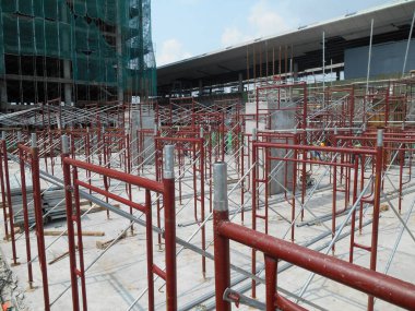 JOHOR, MALAYSIA -APRIL 13, 2016: İnşaat alanındaki platform, form ve yapıyı desteklemek için geçici yapı olarak kullanılan yapı. Ayrıca işçiler için yürüme platformu olarak kullanıldı.. 