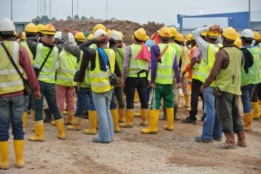 PERAK, MALAYSIA -AYRIL 27, 2016: İnşaat işçileri inşaat alanındaki açık alanda toplanıyor. 