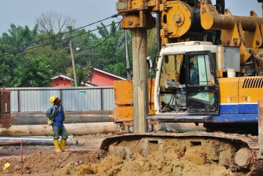MALACCA, MALAYSIA - 12 Mart 2015: Malacca, Malezya 'daki inşaat alanında kazık sondaj makinesi. Vakıf çalışması için yığını çalıştıran makine.