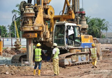 MALACCA, MALAYSIA - 12 Mart 2015: Malacca, Malezya 'daki inşaat alanında kazık sondaj makinesi. Vakıf çalışması için yığını çalıştıran makine.