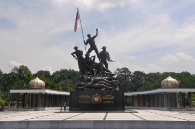 KUALA LUMPUR, MALAYSIA - 15 Mayıs 2016: Tugu Negara veya Ulusal Anıt, 2. Dünya Savaşı ve Malezya Acil Servisi sırasında ölenlerin anısına dikilen bir anıttır..