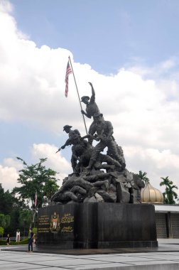 KUALA LUMPUR, MALAYSIA - 15 Mayıs 2016: Tugu Negara veya Ulusal Anıt, 2. Dünya Savaşı ve Malezya Acil Servisi sırasında ölenlerin anısına dikilen bir anıttır..