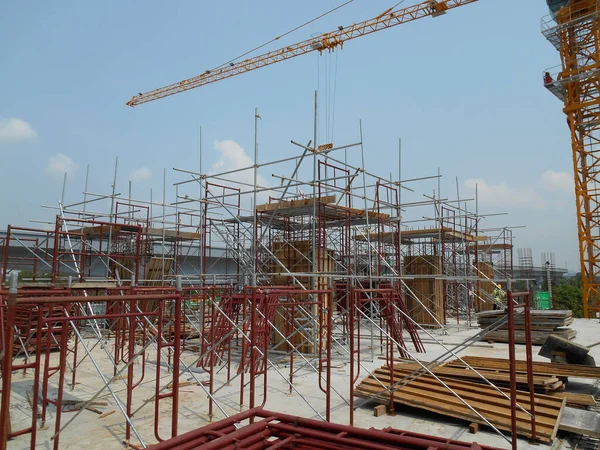 JOHOR, MALAYSIA -APRIL 13, 2016: İnşaat alanındaki platform, form ve yapıyı desteklemek için geçici yapı olarak kullanılan yapı. Ayrıca işçiler için yürüme platformu olarak kullanıldı.. 