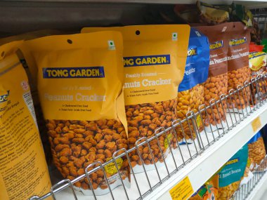 SELANGOR, MALAYSIA - 5 Şubat 2022 Fıstık bazlı atıştırmalıklar ticari paketlerde paketlendi ve satışa sunuldu. Markaya göre sıralanmış ve fiyat etiketi var.. 