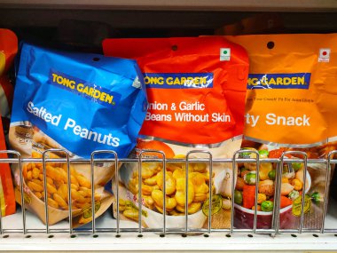 SELANGOR, MALAYSIA - 5 Şubat 2022 Fıstık bazlı atıştırmalıklar ticari paketlerde paketlendi ve satışa sunuldu. Markaya göre sıralanmış ve fiyat etiketi var.. 