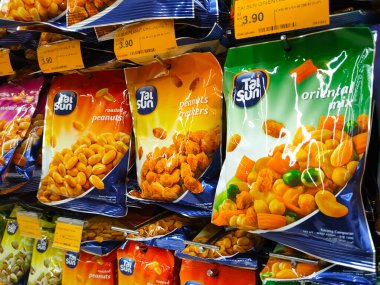 SELANGOR, MALAYSIA - 5 Şubat 2022 Fıstık bazlı atıştırmalıklar ticari paketlerde paketlendi ve satışa sunuldu. Markaya göre sıralanmış ve fiyat etiketi var.. 