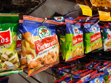 SELANGOR, MALAYSIA - 5 Şubat 2022 Fıstık bazlı atıştırmalıklar ticari paketlerde paketlendi ve satışa sunuldu. Markaya göre sıralanmış ve fiyat etiketi var.. 