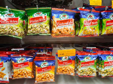 SELANGOR, MALAYSIA - 5 Şubat 2022 Fıstık bazlı atıştırmalıklar ticari paketlerde paketlendi ve satışa sunuldu. Markaya göre sıralanmış ve fiyat etiketi var.. 