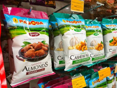 SELANGOR, MALAYSIA - 5 Şubat 2022 Fıstık bazlı atıştırmalıklar ticari paketlerde paketlendi ve satışa sunuldu. Markaya göre sıralanmış ve fiyat etiketi var.. 