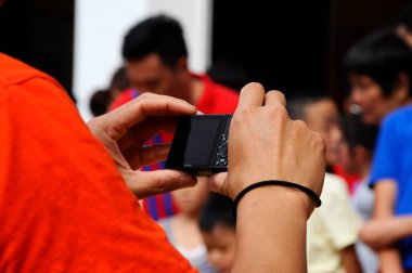 MELAKA, MALAYSIA - 5 Mart 2020: Fotoğrafçı bir olayın fotoğraflarını çekmek için bir kamera kullanıyor. Bir dijital kamera kullanılıyor ve istenen açıya göre ayarlanıyor..