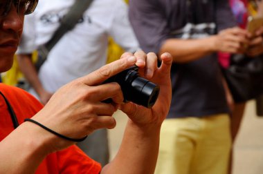 MELAKA, MALAYSIA - 5 Mart 2020: Fotoğrafçı bir olayın fotoğraflarını çekmek için bir kamera kullanıyor. Bir dijital kamera kullanılıyor ve istenen açıya göre ayarlanıyor..
