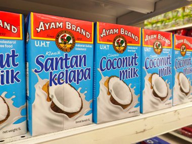 MELAKA, MALAYSIA -NOVEMBER 12, 2022: Ticari paketleme ve süpermarketlerde sergilenen işlenmiş hindistan cevizi sütü üzerine odaklanıldı. Markaya göre sıralanmış ve fiyat etiketi var..