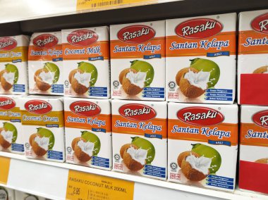 MELAKA, MALAYSIA -NOVEMBER 12, 2022: Ticari paketleme ve süpermarketlerde sergilenen işlenmiş hindistan cevizi sütü üzerine odaklanıldı. Markaya göre sıralanmış ve fiyat etiketi var..