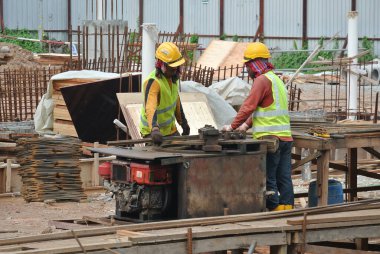 SELANGOR, MALAYSIA 15 Mart 2015: İnşaat alanındaki bar bükme alanında çalışan inşaat işçileri. 