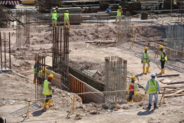 JOHOR, MALAYSIA -15 Mayıs 2016: Gündüz vakti Malezya 'nın Johor şehrinde inşaat çalışmaları sürüyor. İşçiler resmi işler ve takviye çubukları kurmakla meşguller.     