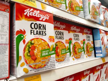 MELAKA, MALAYSIA -EKİM 1, 2022: Kahvaltı olarak çeşitli markalardan gelen çeşitli aromalı mısır gevrekleri. Ticari bir karton kutuya konmuş ve müşteriler için sergileniyor. Her ögenin bir fiyat etiketi var.