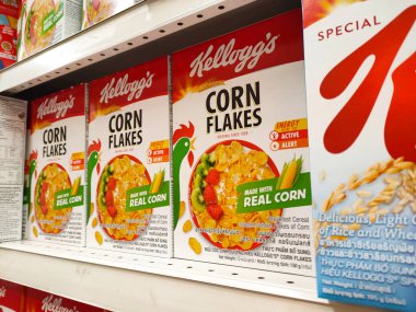 MELAKA, MALAYSIA -EKİM 1, 2022: Kahvaltı olarak çeşitli markalardan gelen çeşitli aromalı mısır gevrekleri. Ticari bir karton kutuya konmuş ve müşteriler için sergileniyor. Her ögenin bir fiyat etiketi var.