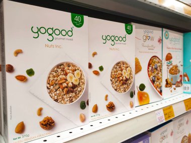 MELAKA, MALAYSIA -EKİM 1, 2022: Kahvaltı olarak çeşitli markalardan gelen çeşitli aromalı mısır gevrekleri. Ticari bir karton kutuya konmuş ve müşteriler için sergileniyor. Her ögenin bir fiyat etiketi var.